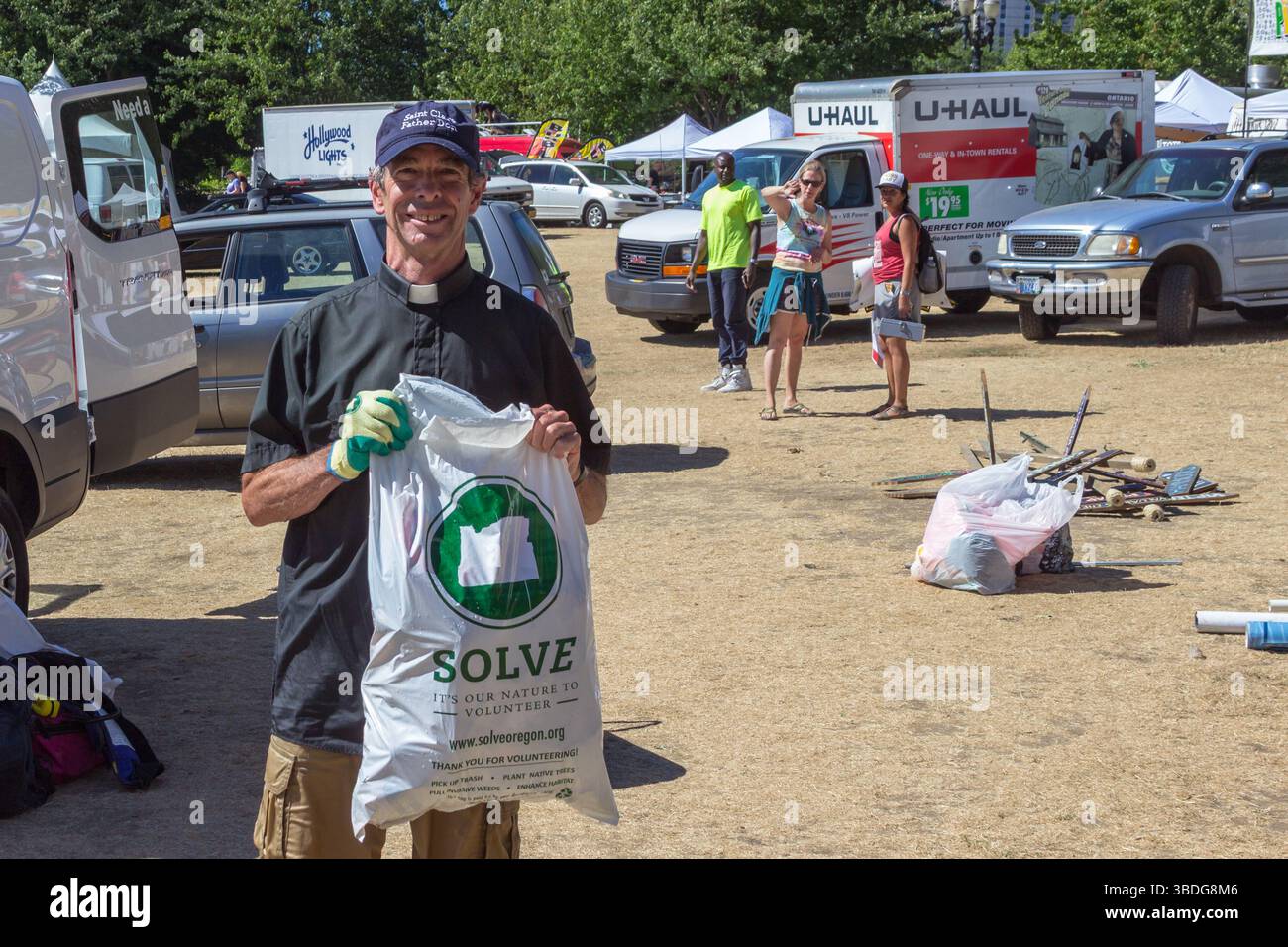 The Big Float, Portland, Oregon - 14 luglio 2018: Padre Don, un volontario, tiene una borsa PER RISOLVERE dopo aver pulito la spazzatura durante l'evento. Foto Stock