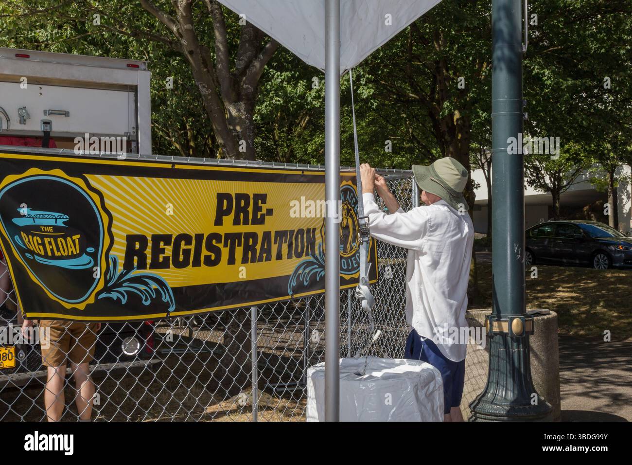 The Big Float, Portland, Oregon - 14 luglio 2018: Un volontario crea il banner di pre-registrazione per l'evento Big Float, promuovendo l'accesso al fiume. Foto Stock