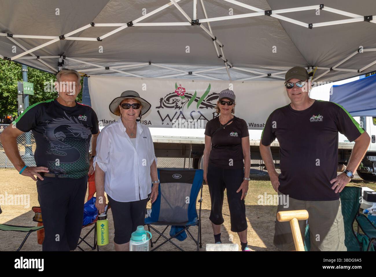 The Big Float, Portland, Oregon - 14 luglio 2018: I membri del Wasabi Paddling Club posano al loro stand, promuovendo la loro squadra di dragoni e gli sport acquatici Foto Stock