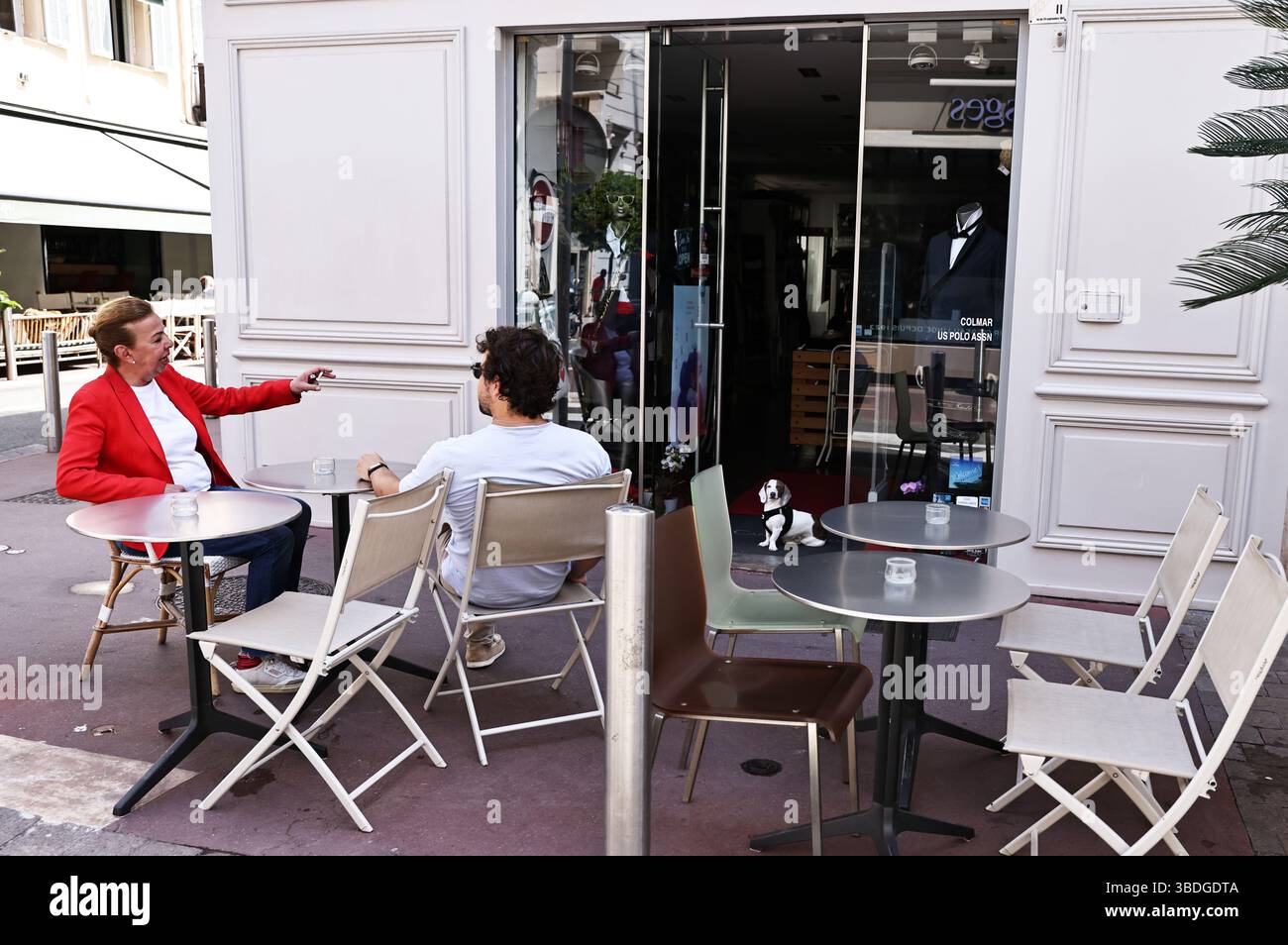 Cannes, Francia. 24 maggio 2025. I membri del personale di un negozio aspettano fuori dopo un'interruzione di corrente a Cannes, nel sud della Francia, il 24 maggio 2025. La prefettura del dipartimento francese meridionale delle Alpi marittime di sabato ha confermato che un'interruzione di corrente sta colpendo la parte occidentale del dipartimento, tra cui Cannes e i suoi dintorni. Gli organizzatori del 78° Festival di Cannes hanno dichiarato che, grazie a un'alimentazione elettrica indipendente, tutti gli eventi e le proiezioni in programma, compresa la cerimonia di chiusura, procederanno come previsto e in condizioni normali. Crediti: Gao Jing/Xinhua/Alamy Live News Foto Stock