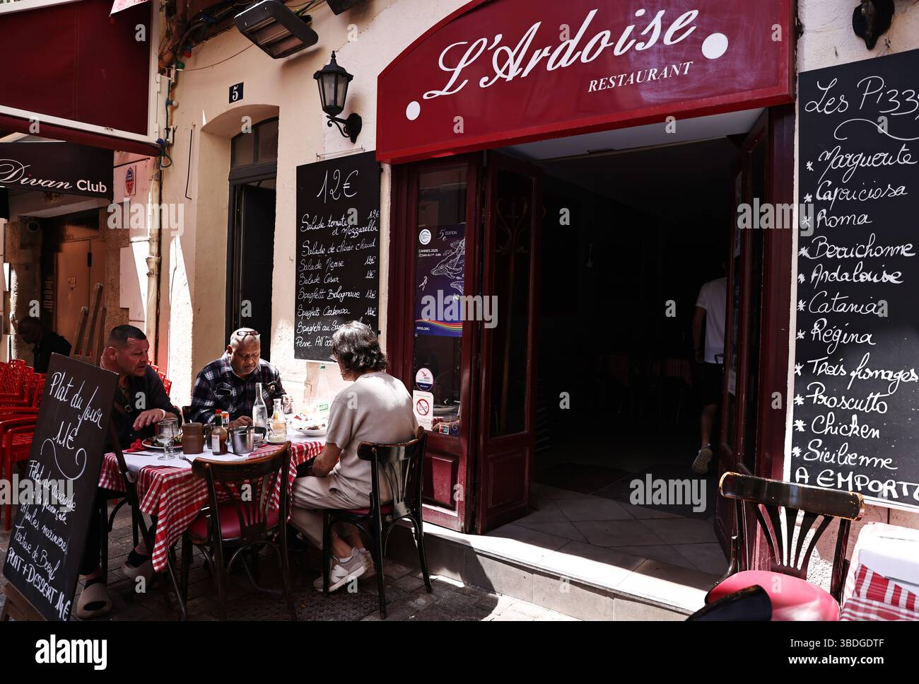 Cannes, Francia. 24 maggio 2025. I clienti vengono visti fuori da un ristorante dopo un'interruzione di corrente a Cannes, Francia meridionale, il 24 maggio 2025. La prefettura del dipartimento francese meridionale delle Alpi marittime di sabato ha confermato che un'interruzione di corrente sta colpendo la parte occidentale del dipartimento, tra cui Cannes e i suoi dintorni. Gli organizzatori del 78° Festival di Cannes hanno dichiarato che, grazie a un'alimentazione elettrica indipendente, tutti gli eventi e le proiezioni in programma, compresa la cerimonia di chiusura, procederanno come previsto e in condizioni normali. Crediti: Gao Jing/Xinhua/Alamy Live News Foto Stock