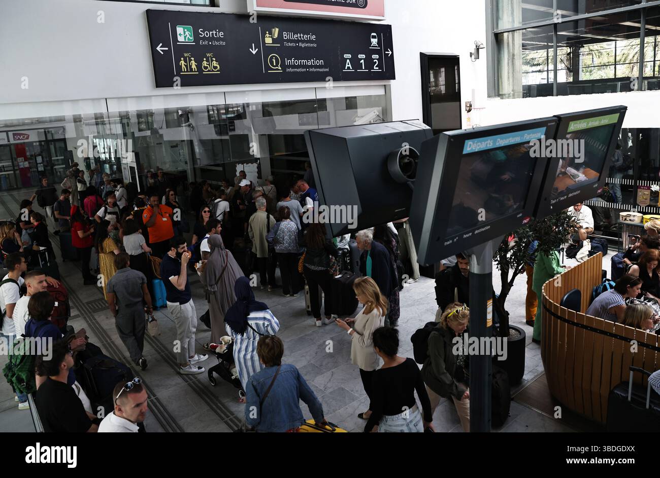 Cannes, Francia. 24 maggio 2025. I passeggeri attendono all'interno della stazione ferroviaria di Cannes dopo un'interruzione di corrente a Cannes, nel sud della Francia, il 24 maggio 2025. La prefettura del dipartimento francese meridionale delle Alpi marittime di sabato ha confermato che un'interruzione di corrente sta colpendo la parte occidentale del dipartimento, tra cui Cannes e i suoi dintorni. Gli organizzatori del 78° Festival di Cannes hanno dichiarato che, grazie a un'alimentazione elettrica indipendente, tutti gli eventi e le proiezioni in programma, compresa la cerimonia di chiusura, procederanno come previsto e in condizioni normali. Crediti: Gao Jing/Xinhua/Alamy Live News Foto Stock