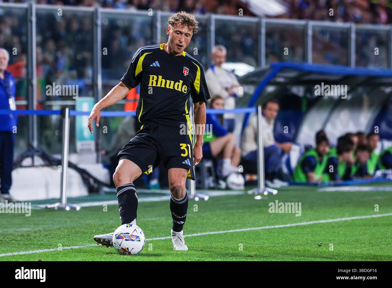 Mergim Vojvoda di Como 1907 visto in azione durante la partita di calcio di serie A 2024/25 tra Como 1907 e FC Internazionale allo Stadio Giuseppe Sinigaglia Foto Stock