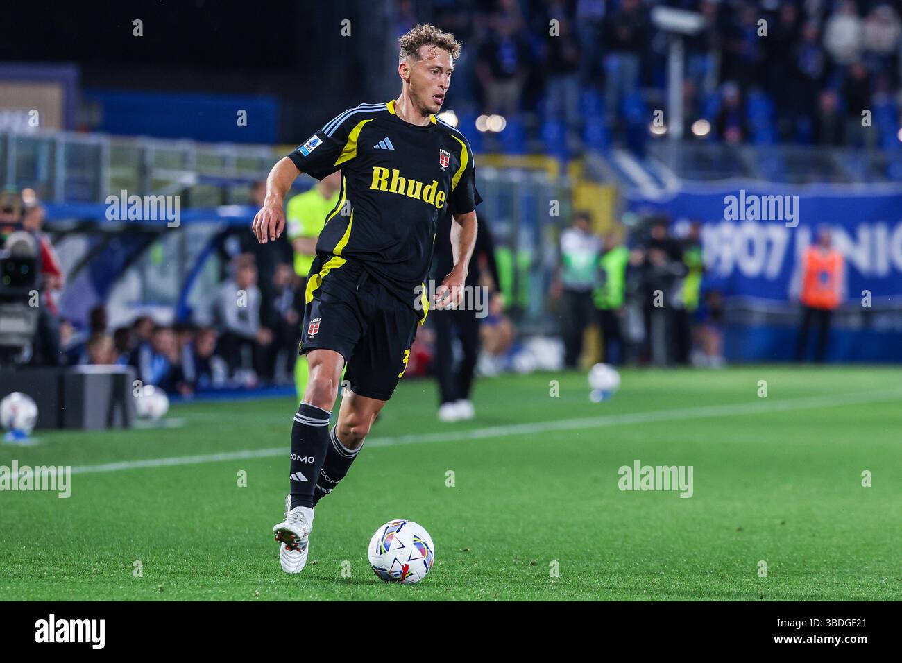 Mergim Vojvoda di Como 1907 visto in azione durante la partita di calcio di serie A 2024/25 tra Como 1907 e FC Internazionale allo Stadio Giuseppe Sinigaglia Foto Stock