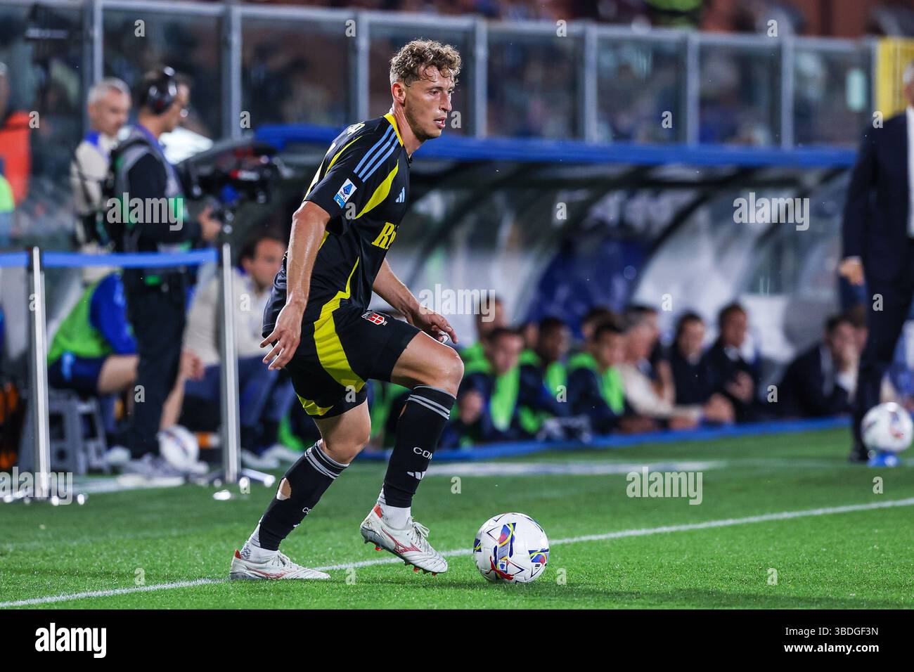 Mergim Vojvoda di Como 1907 visto in azione durante la partita di calcio di serie A 2024/25 tra Como 1907 e FC Internazionale allo Stadio Giuseppe Sinigaglia Foto Stock