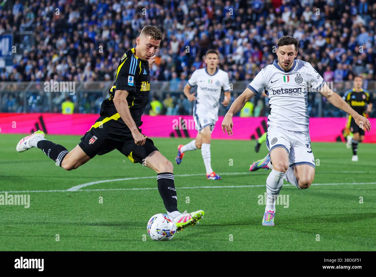 Mergim Vojvoda di Como 1907 visto in azione durante la partita di calcio di serie A 2024/25 tra Como 1907 e FC Internazionale allo Stadio Giuseppe Sinigaglia Foto Stock