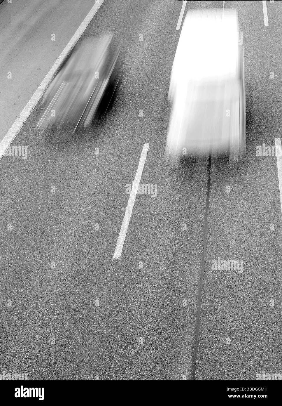 24.05.2025, Champions League Munich Arena, Monaco di Baviera, Fussball, Sport, im Bild: Schnelles Autos auf der Autobahn *** 24 05 2025, Champions League Munich Arena, Monaco di Baviera, calcio, sport, nella foto Auto veloci in autostrada Foto Stock