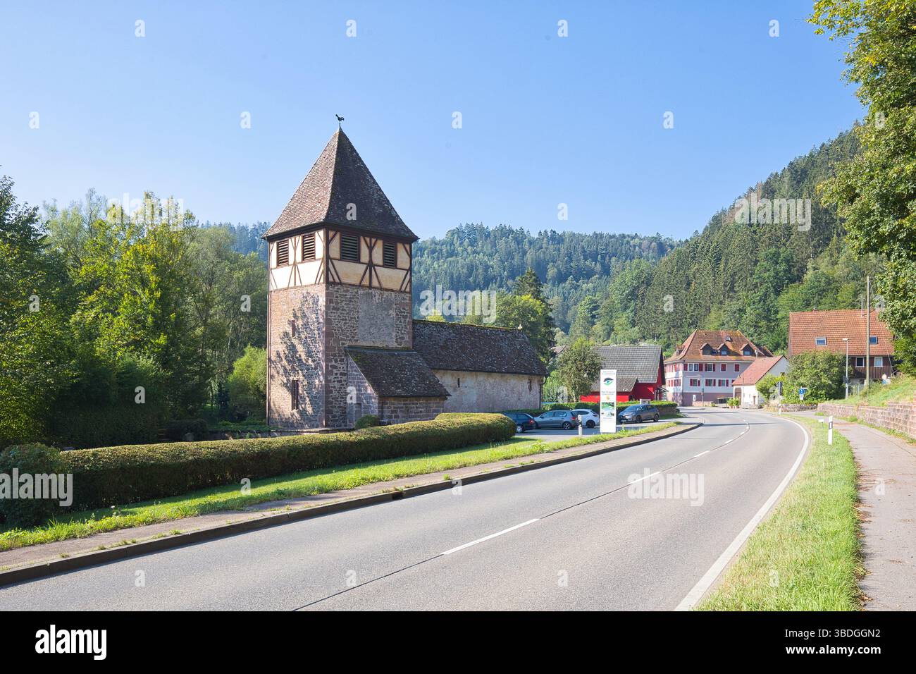 Germania, Baden-Württemberg, Bad Teinach-Zavelstein - 01 settembre 2024: St Candidus a Kentheim è di origine romanica e uno dei più antichi Foto Stock