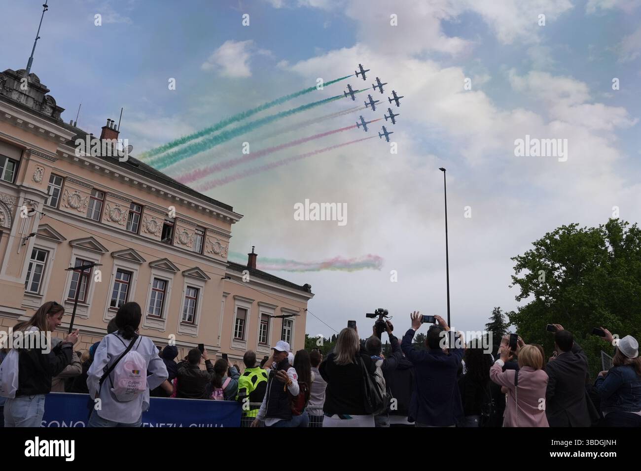 Treviso, Italia. 24 maggio 2025. Nova Gorica, Slovenia. 24 maggio 2025. Frecce tricolori il traguardo della 14a tappa del giro d'Italia da Treviso a Nova Gorica/Gorizia, Slovenia - sabato 24 maggio 2025. Sport - ciclismo. (Foto di Gian Mattia D'Alberto/LaPresse) credito: LaPresse/Alamy Live News Foto Stock