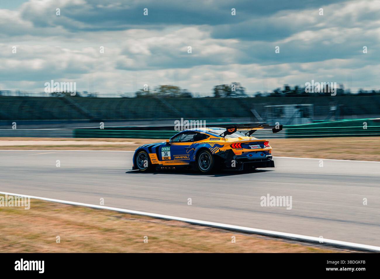 Schipkau, Germania. 24 maggio 2025. Schipkau, Germania, 24 maggio 2025: Auto #36 - Ford Mustang GT3 - HRT Ford Performance - Arjun Maini (IND) in gara 1 durante il secondo weekend di gara del calendario DTM 2025 a Dekra Lausitzring a Schipkau. (Mike Wiss/SPP) credito: SPP Sport Press Photo. /Alamy Live News Foto Stock