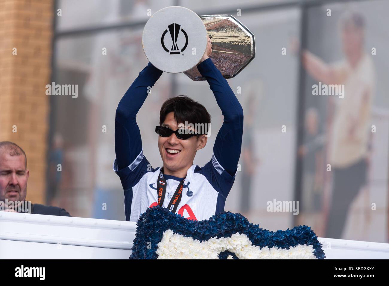 Son Heung-min con il trofeo alla parata di vittoria del Tottenham Hotspur UEFA Europa League sugli open top bus a Edmonton Green, Londra, Regno Unito Foto Stock