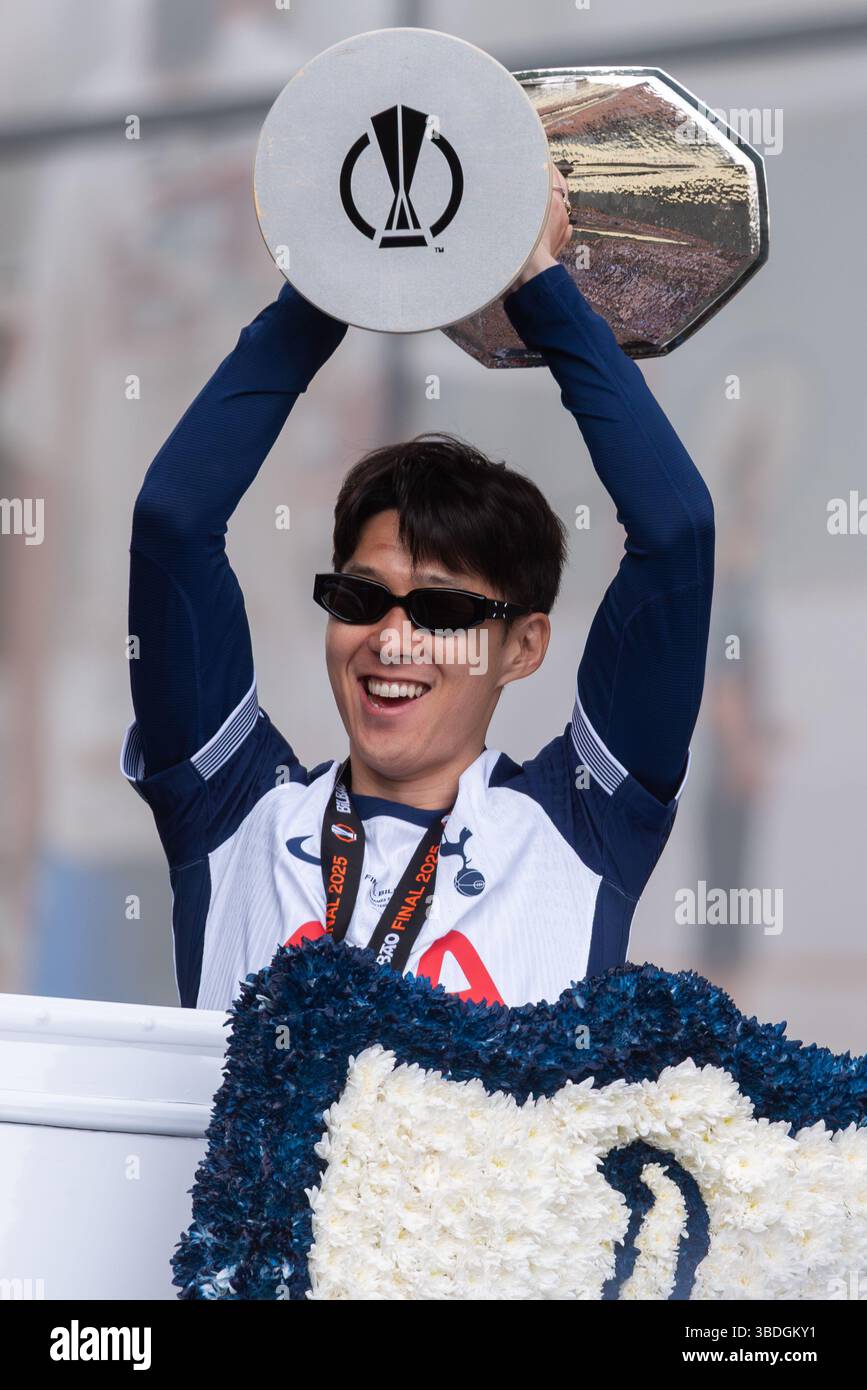 Son Heung-min con il trofeo alla parata di vittoria del Tottenham Hotspur UEFA Europa League sugli open top bus a Edmonton Green, Londra, Regno Unito Foto Stock
