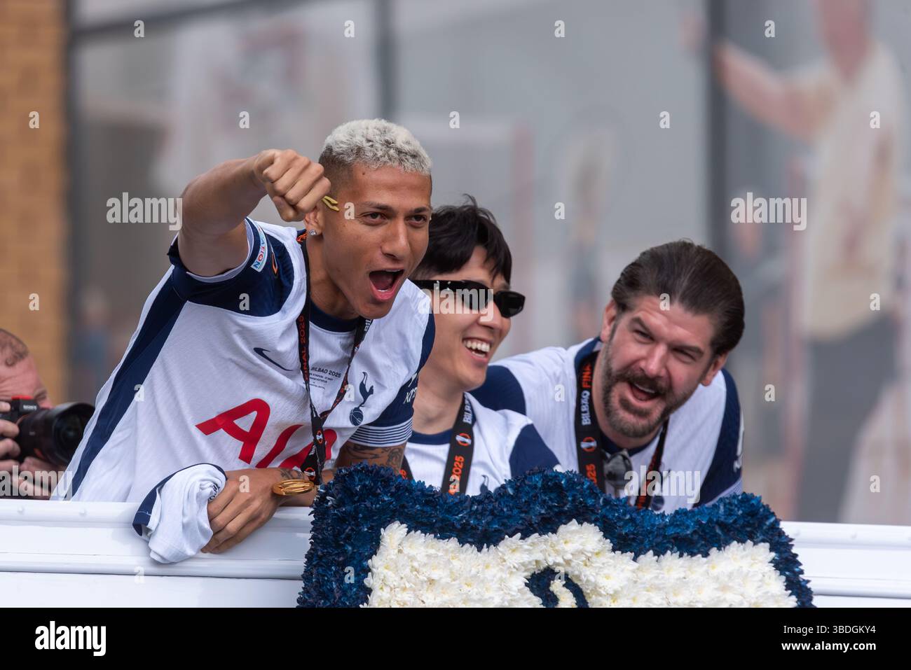 Richarlison e i giocatori alla parata di vittoria del Tottenham Hotspur UEFA Europa League sugli autobus aperti a Edmonton Green, Londra, Regno Unito Foto Stock