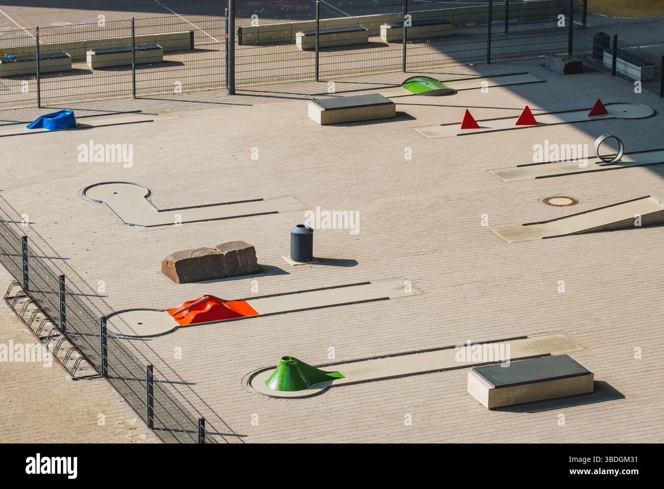 Campo da minigolf all'aperto con ostacoli colorati e senza giocatori Foto Stock