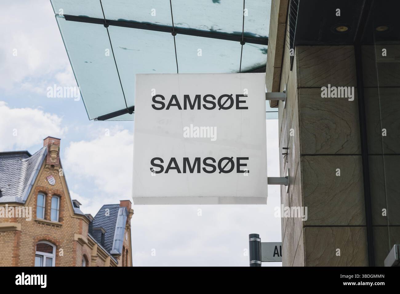 Insegna del negozio di abbigliamento Samsøe Samsøe con carattere moderno e sfondo urbano Foto Stock