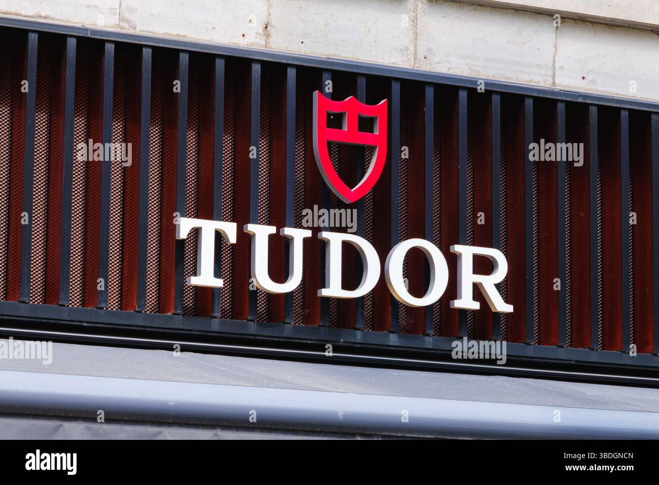 Logo di Tudor, orologiaio svizzero di lusso all'esterno del negozio Foto Stock