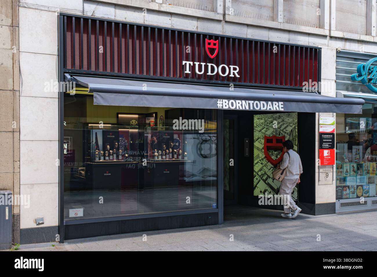 Elegante orologio Tudor esterno in stile boutique con audace marchio e vetrina Foto Stock
