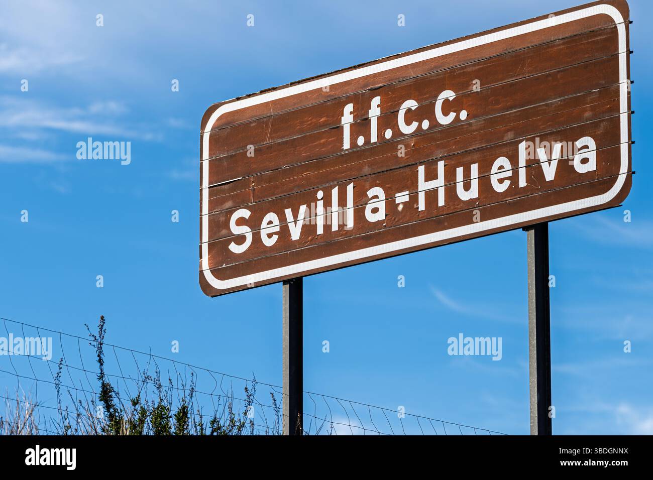 Il cartello indicante la linea ferroviaria Siviglia-Huelva situata a Carrión de los Céspedes mostra la connettività in Andalusia, Spagna. Foto Stock