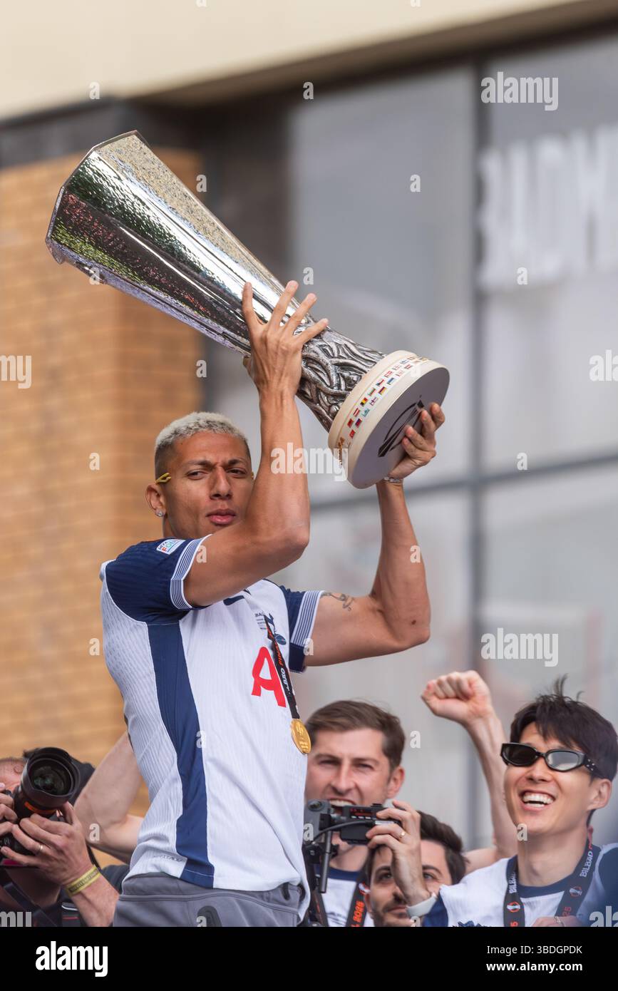 Richarlison alla parata della vittoria del Tottenham Hotspur UEFA Europa League sugli open top bus a Edmonton Green, Londra, Regno Unito. Trofeo di sollevamento Foto Stock