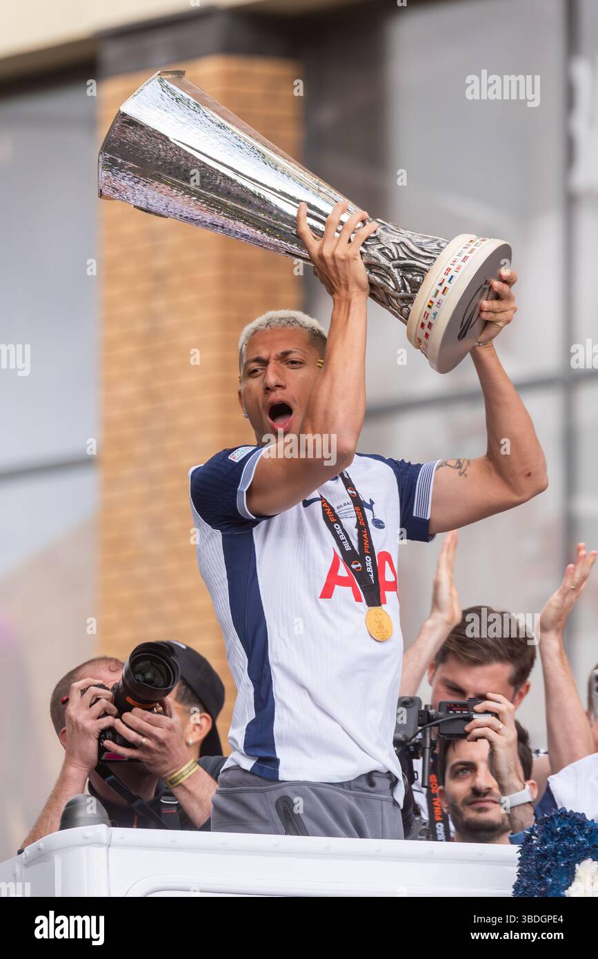 Richarlison alla parata della vittoria del Tottenham Hotspur UEFA Europa League sugli open top bus a Edmonton Green, Londra, Regno Unito. Trofeo di sollevamento Foto Stock
