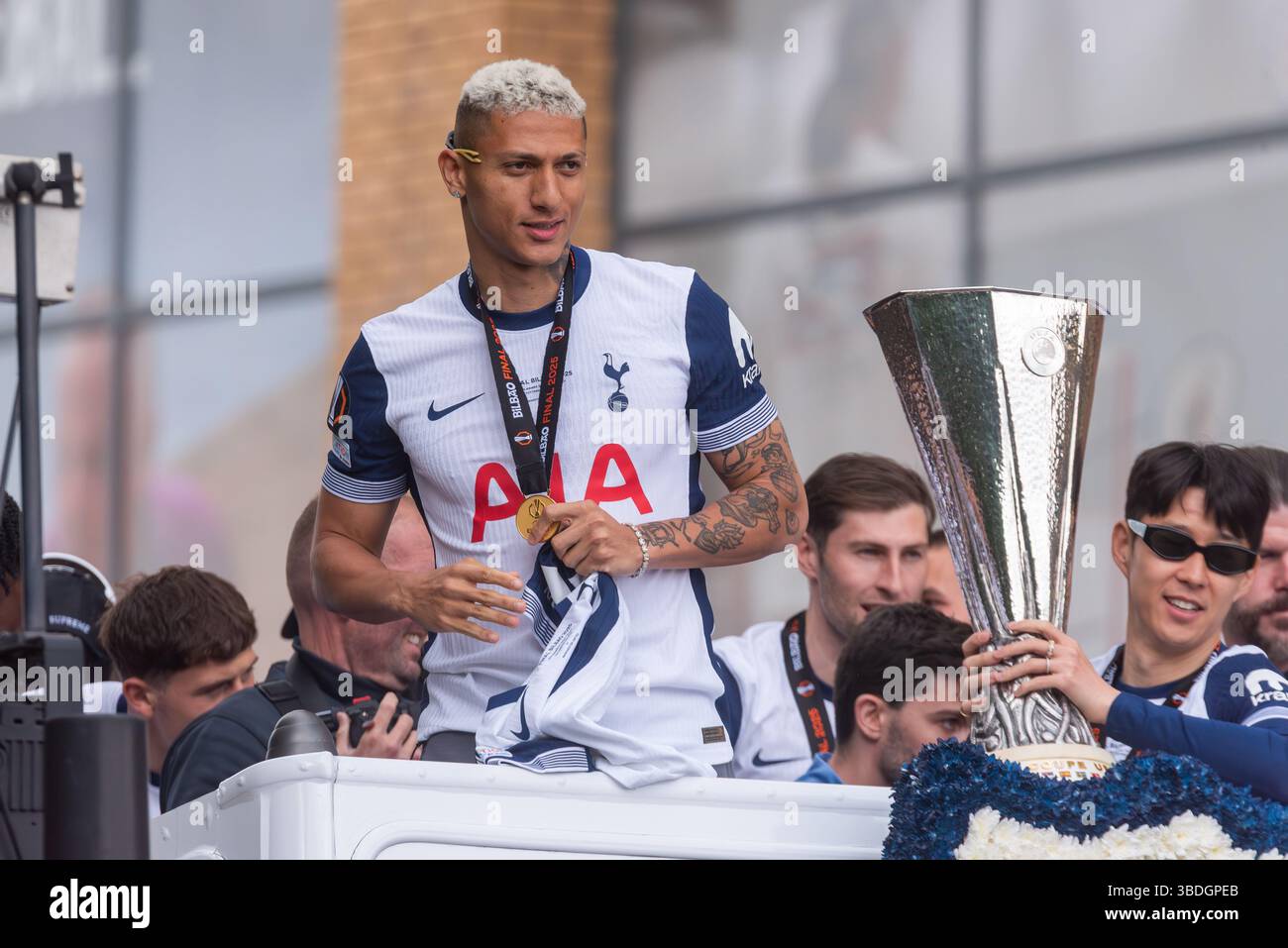 Richarlison alla parata della vittoria del Tottenham Hotspur UEFA Europa League sugli open top bus a Edmonton Green, Londra, Regno Unito. Con la medaglia dei vincitori Foto Stock