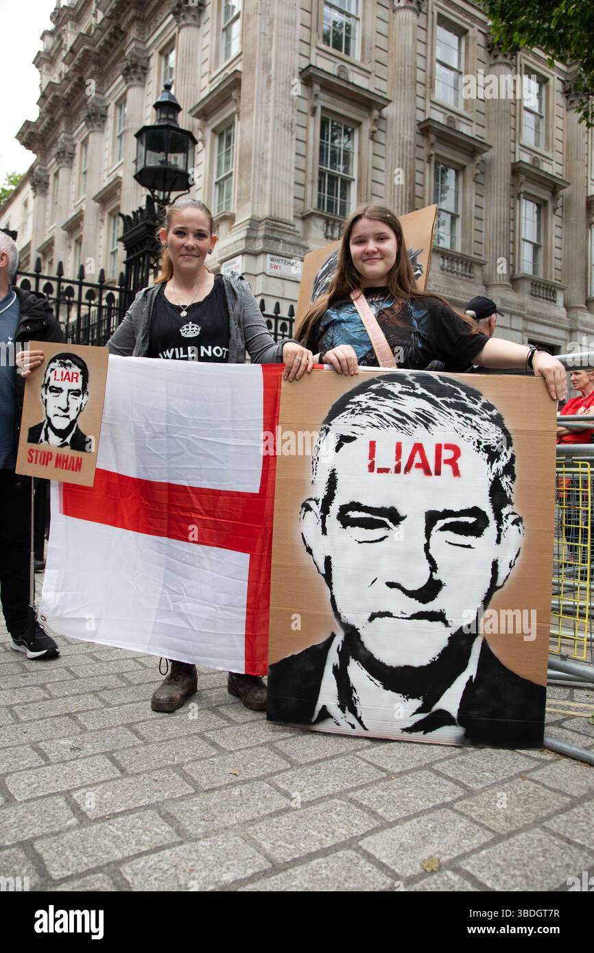 Londra, Inghilterra, Regno Unito. 24 maggio 2025. Un piccolo gruppo di manifestanti si riunì fuori Downing Street durante il primo grande sciopero nazionale britannico, una manifestazione coordinata a livello nazionale contro il primo ministro Sir Keir Starmer e le politiche del governo laburista. Crediti: Kiki Streitberger/Alamy Live News Foto Stock