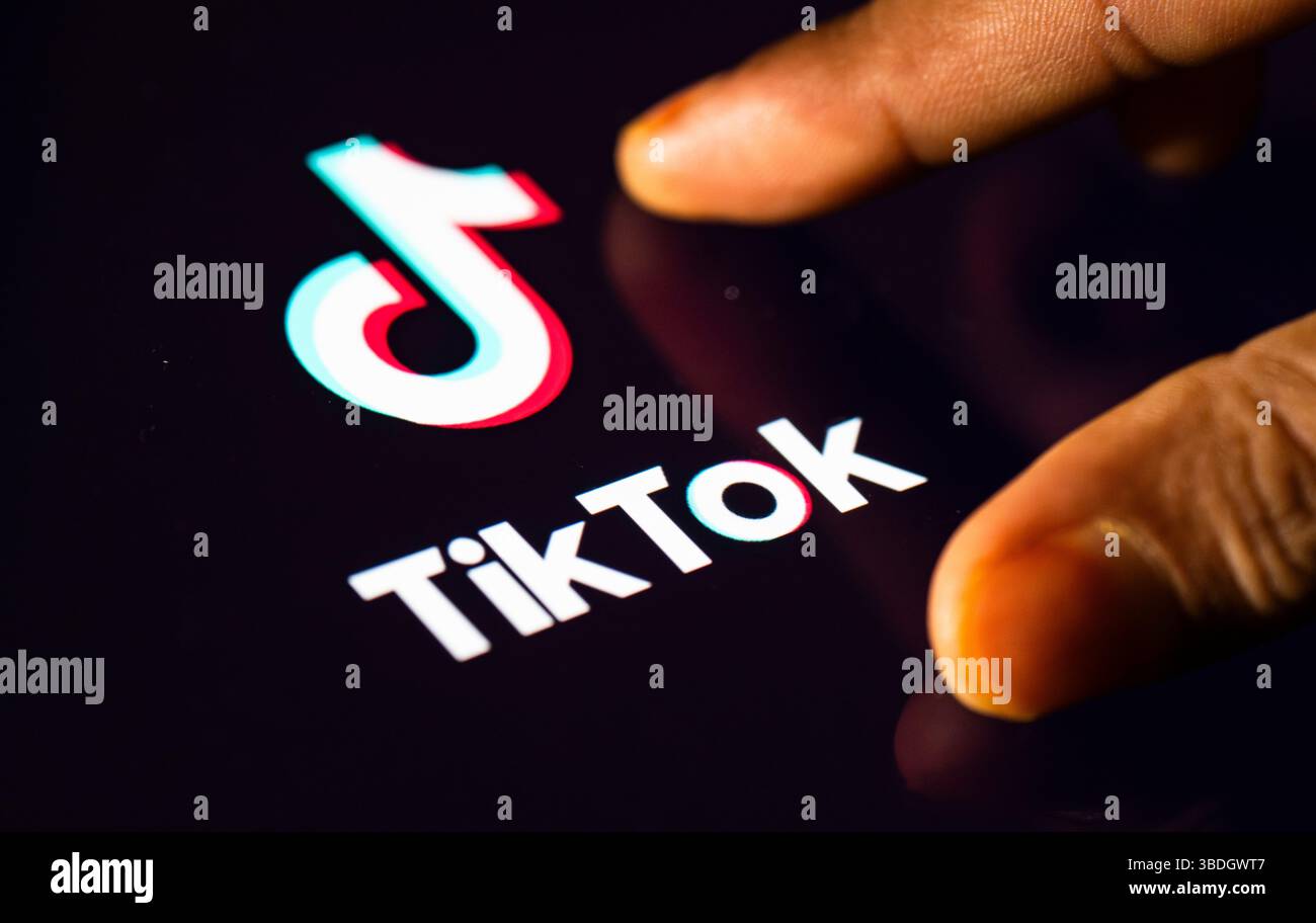 24 maggio 2025: In questa foto illustrazione una persona che naviga tocca l'applicazione TikTok su un tablet il 24 maggio 2025 a nuova Delhi, India. (Immagine di credito: © David Talukdar/ZUMA Press Wire) SOLO PER USO EDITORIALE! Non per USO commerciale! Foto Stock