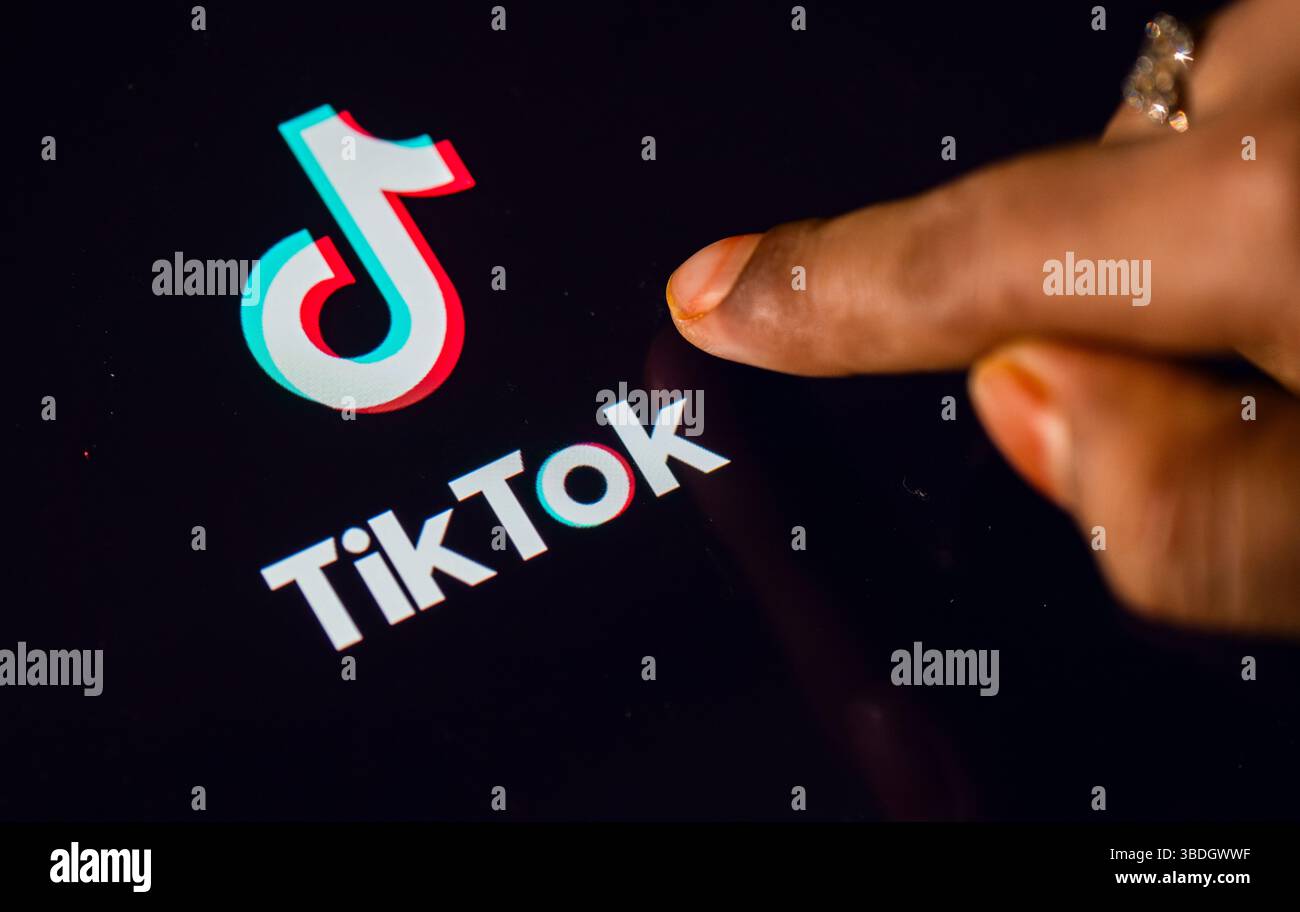 24 maggio 2025: In questa foto illustrazione una persona che naviga tocca l'applicazione TikTok su un tablet il 24 maggio 2025 a nuova Delhi, India. (Immagine di credito: © David Talukdar/ZUMA Press Wire) SOLO PER USO EDITORIALE! Non per USO commerciale! Foto Stock