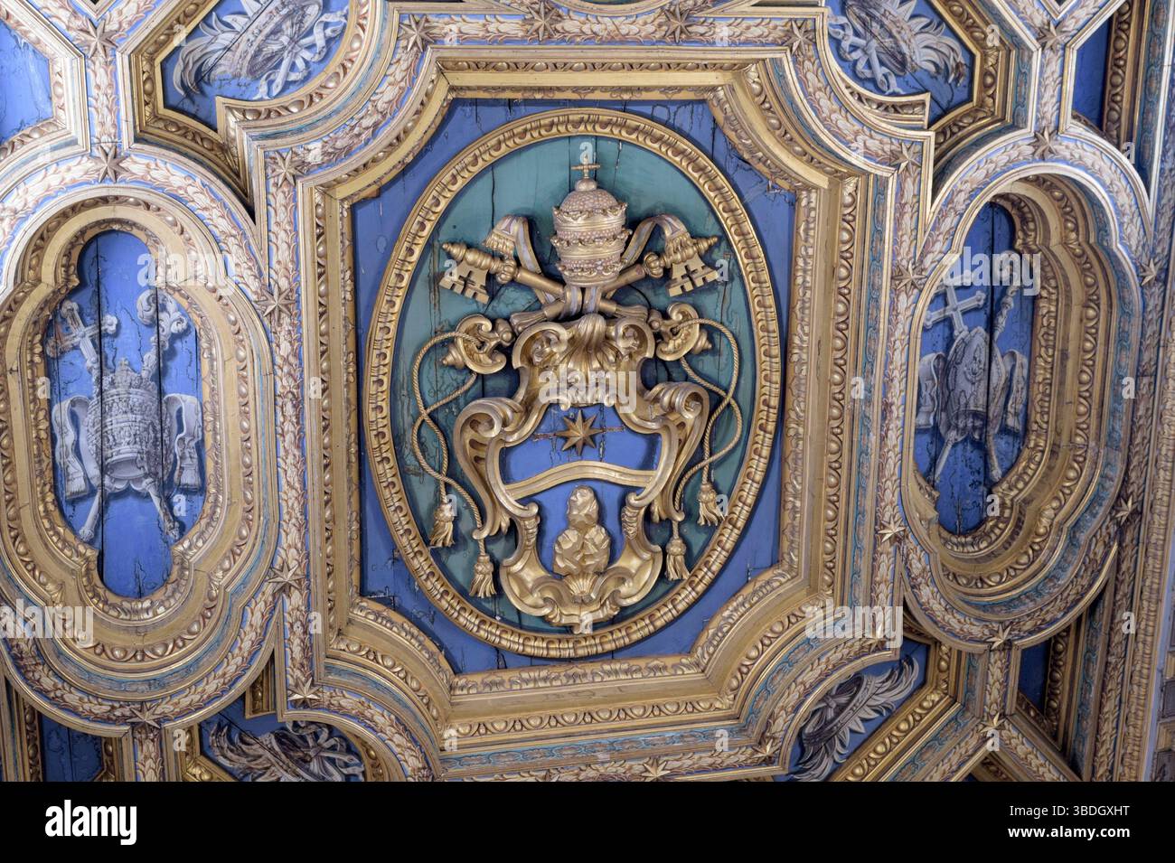 Roma, Italia. 24 maggio 2025. Interno della Basilica di San Clemente nella giornata della lingua e della cultura slava a Roma. Ogni 24 maggio, molti paesi slavi celebrano la giornata della lingua e della cultura slave, mentre la Chiesa ortodossa commemora i Santi Cirillo e Metodio, gli "apostoli degli Slavi": Hanno creato l'alfabeto per la lingua slava e tradotto il Vangelo, i Salmi e i libri liturgici. L'alfabeto cirillico, infatti, si riferisce al nome di Cirillo. I Santi Cirillo e Metodio, per la loro missione tra gli Slavi, furono proclamati patroni dell'Europa da Papa Giovanni Paolo II Foto Stock