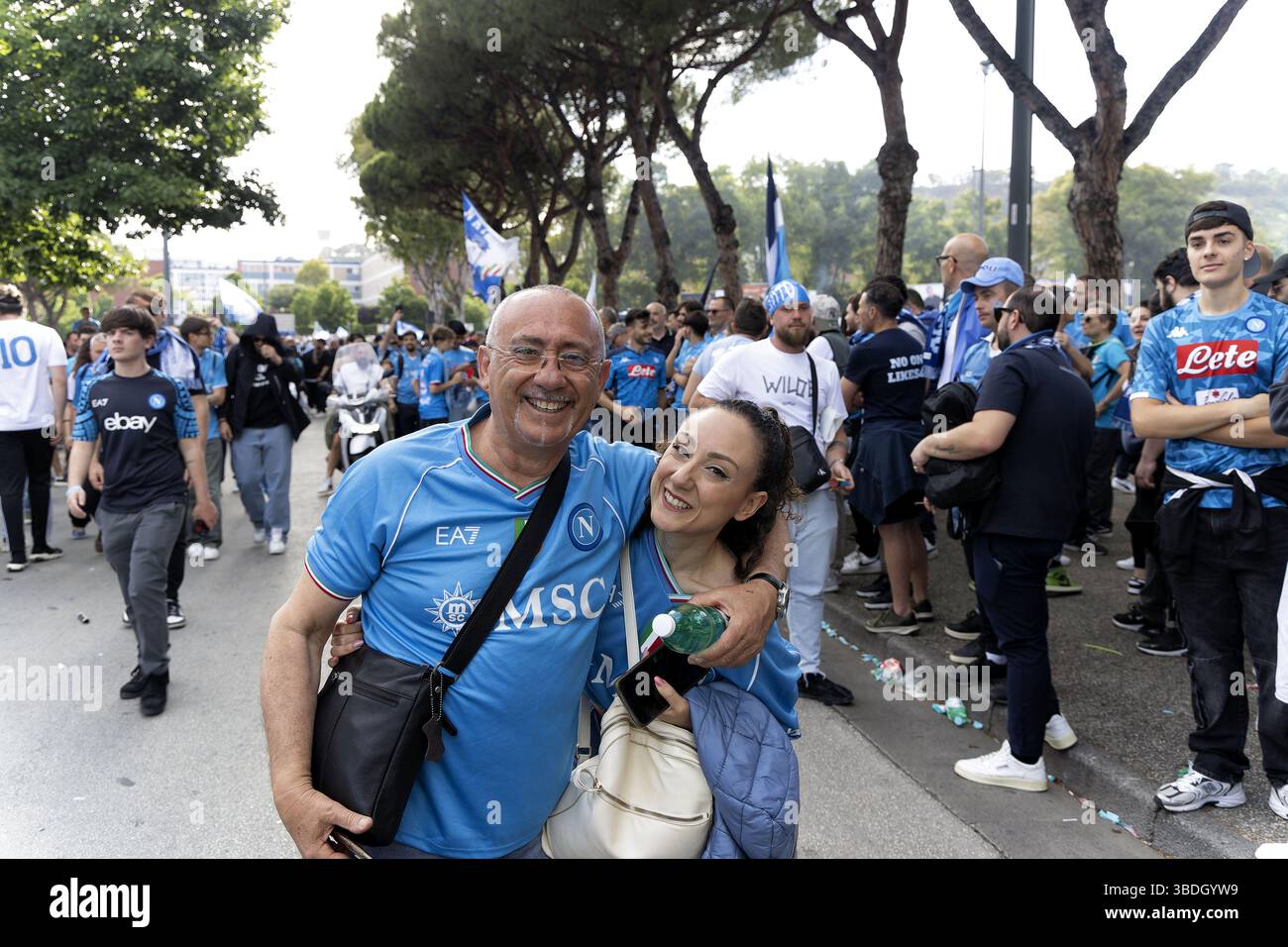 Napoli, Italia – 23 maggio 2025: I tifosi del Napoli festeggiano in strada dopo che il Napoli ha vinto il quarto titolo di serie A, sventolando bandiere e luci a raffica Foto Stock