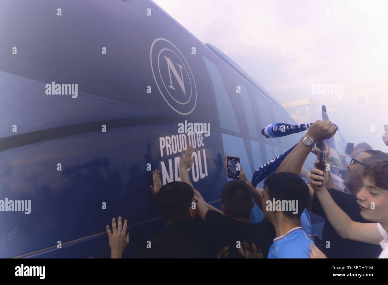 Napoli, Italia – 23 maggio 2025: I tifosi del Napoli festeggiano in strada dopo che il Napoli ha vinto il quarto titolo di serie A, sventolando bandiere e luci a raffica Foto Stock