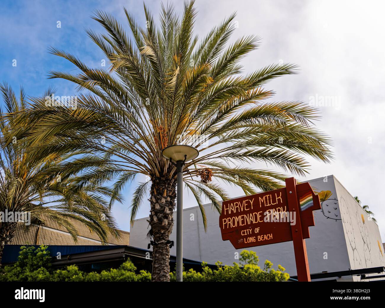 Long Beach, CALIFORNIA - 12 marzo 2025: Cartellonistica presso l'Harvey Milk Promenade Park. Foto Stock