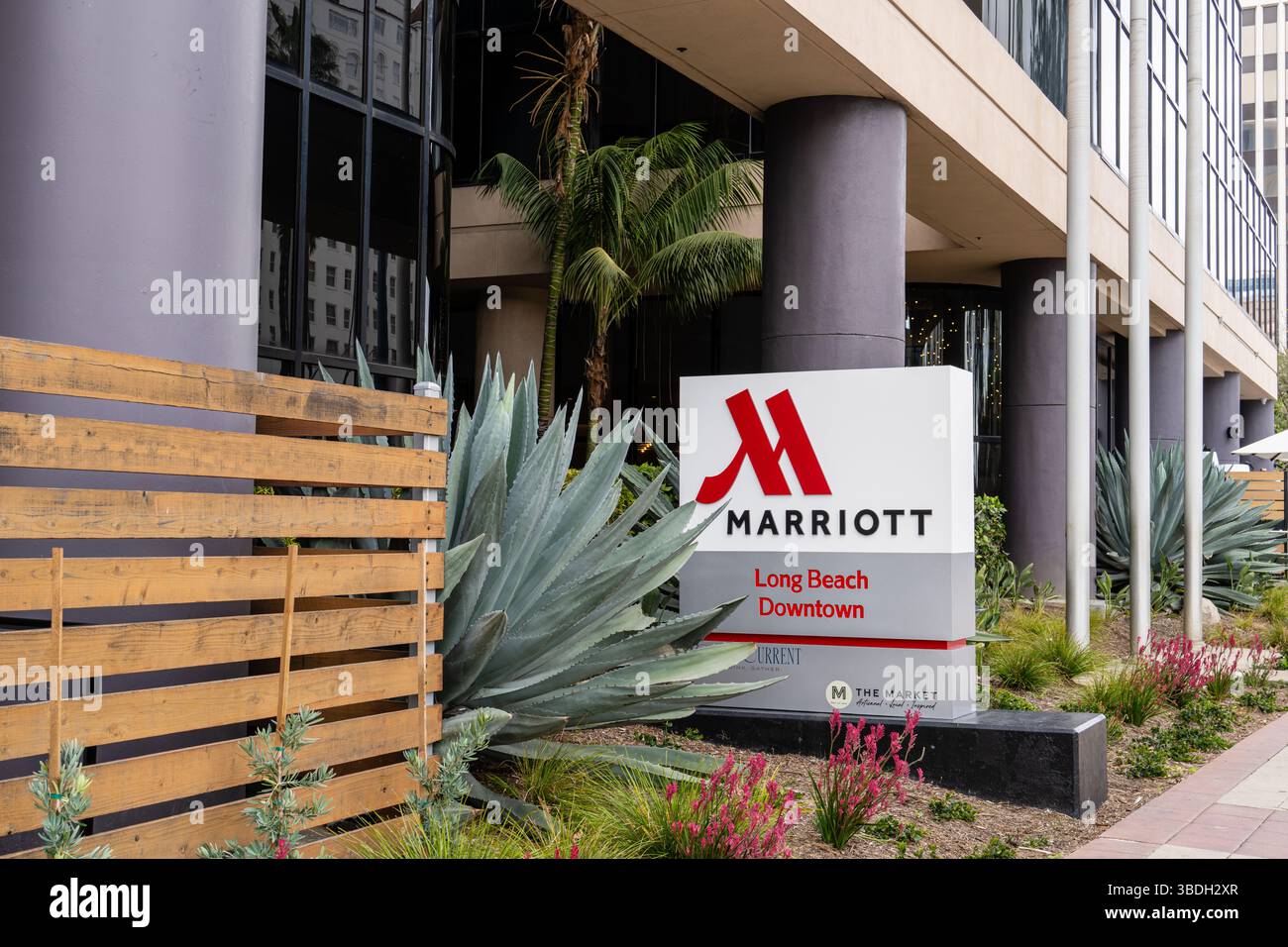 Long Beach, CA - 13 marzo 2025: Il Marriott Long Beach Downtown si trova vicino al Long Beach Convention and Entertainment Center. Foto Stock