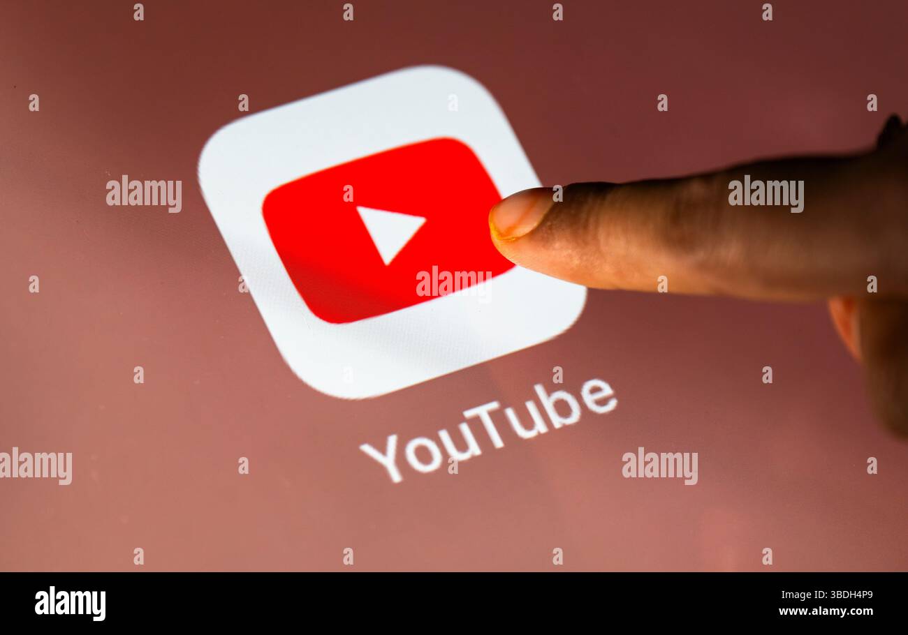 24 maggio 2025: In questa foto illustrazione una persona tocca l'applicazione Google YouTube su un tablet il 24 maggio 2025 a nuova Delhi, India. (Immagine di credito: © David Talukdar/ZUMA Press Wire) SOLO PER USO EDITORIALE! Non per USO commerciale! Foto Stock