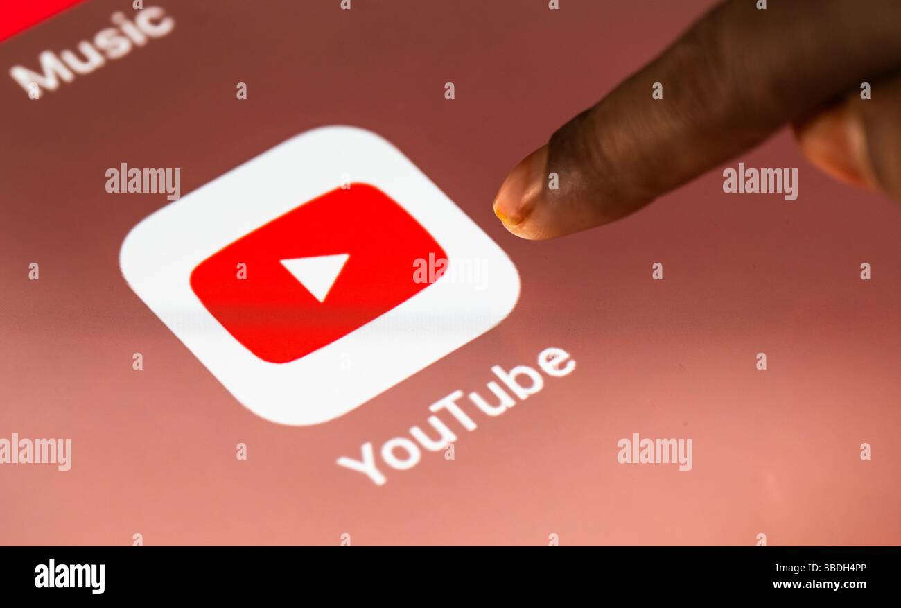 24 maggio 2025: In questa foto illustrazione una persona tocca l'applicazione Google YouTube su un tablet il 24 maggio 2025 a nuova Delhi, India. (Immagine di credito: © David Talukdar/ZUMA Press Wire) SOLO PER USO EDITORIALE! Non per USO commerciale! Foto Stock