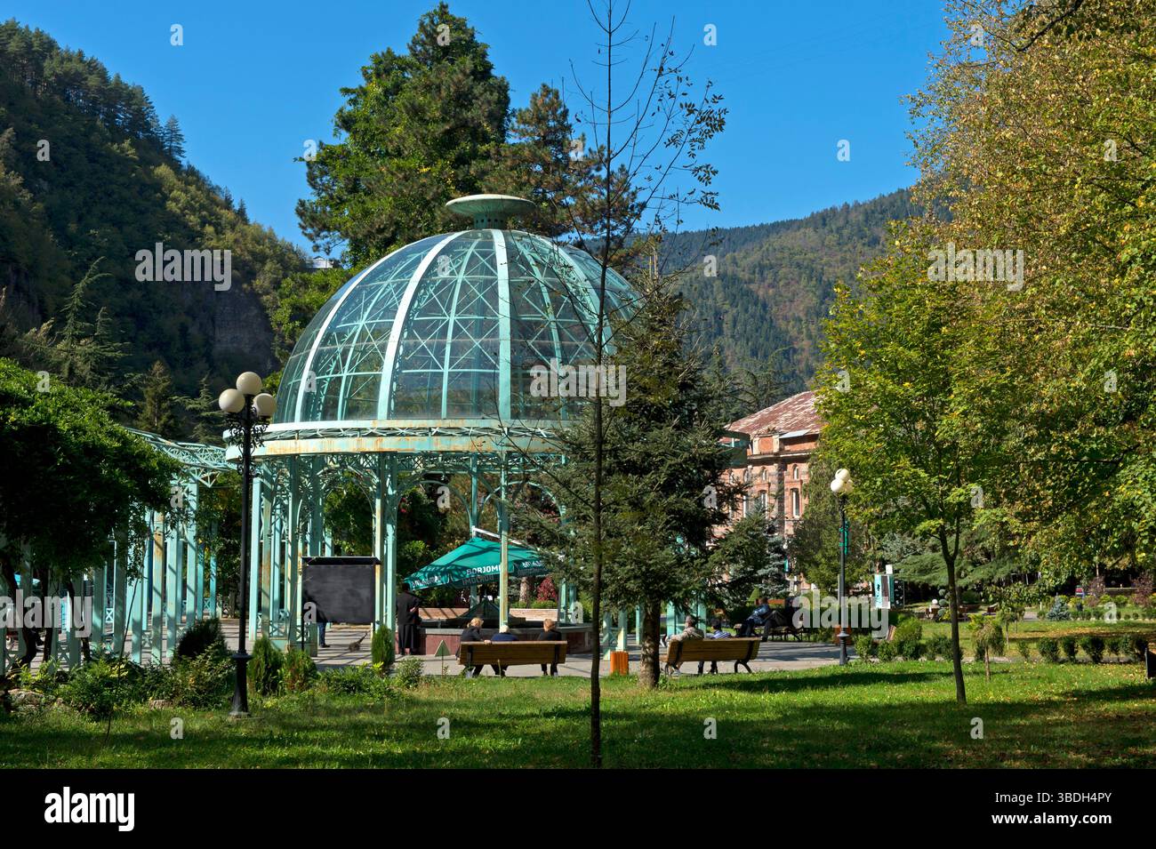 Padiglione della sorgente di Ekaterina nel parco acquatico minerale di Borjomi, località balneologica e climatica di Borjomi, regione di Samtskhe-javakheti, Georgia Foto Stock