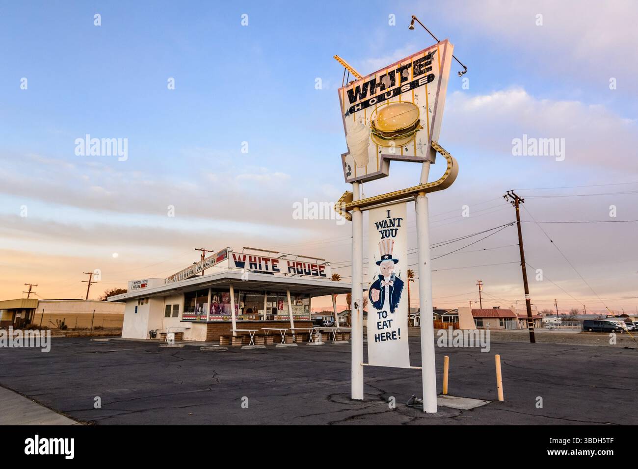 Il ristorante White House di Lancaster, California, e' illuminato dal sole del mattino presto. Foto Stock