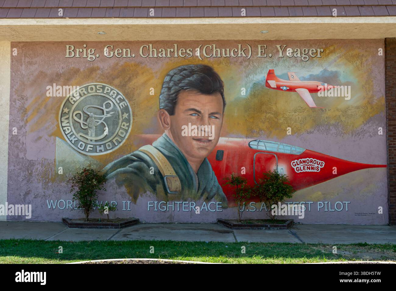 Un murale celebra Brig. Generale Charles "Chuck" Elwood Yeager, ufficiale dell'USAF, asso volante e pilota collaudatore, primo a rompere la barriera sonora. Foto Stock
