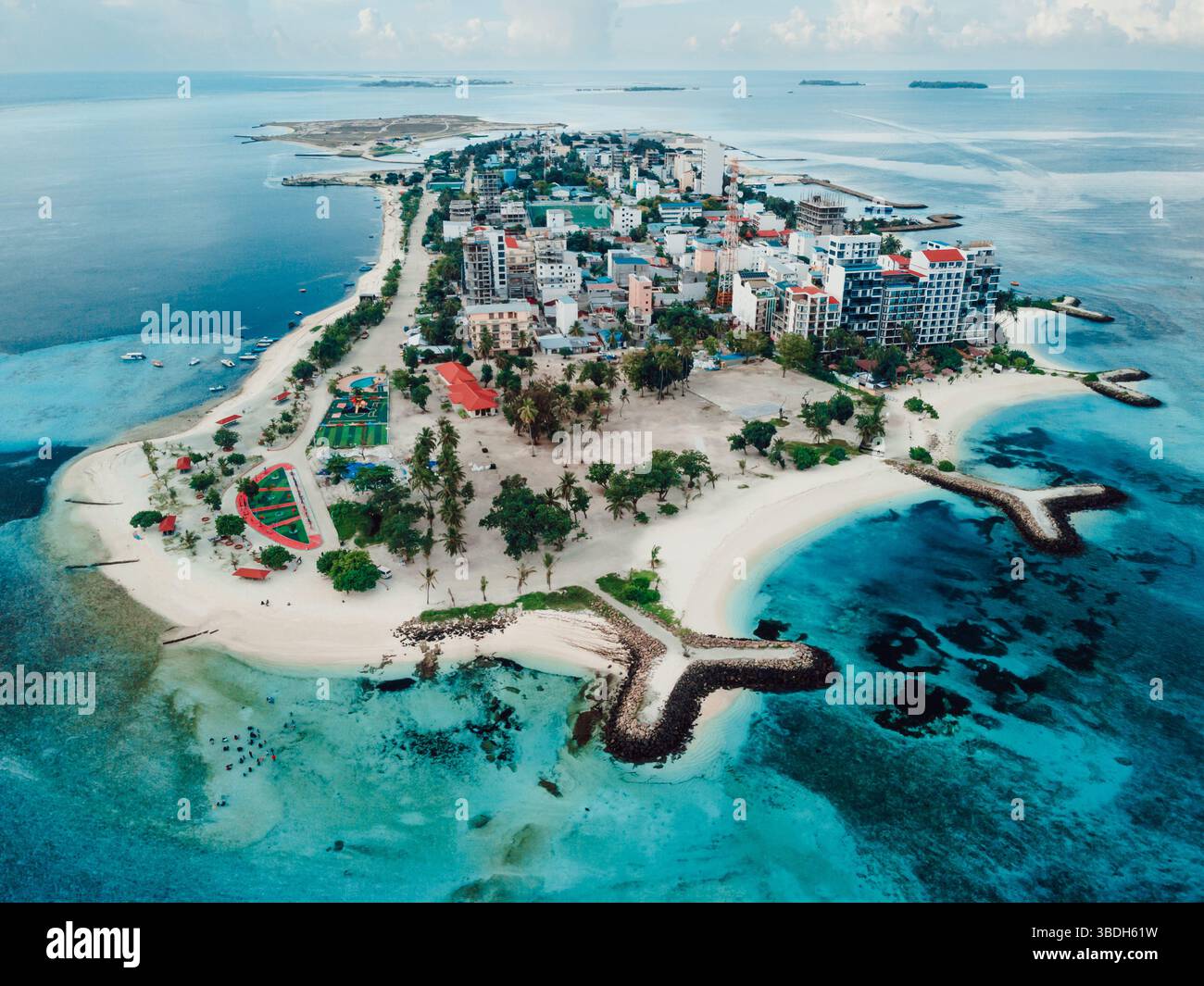 4 maggio 2025. Maafushi, Maldive. Vista dell'isola di Maafushi con edifici, hotel e spiagge Foto Stock