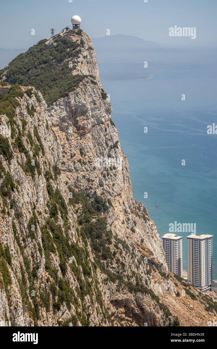 Roccia di Gibilterra con orizzonte e mare. Splendido paesaggio verticale della scogliera di pietra con acqua nella penisola iberica. Foto Stock