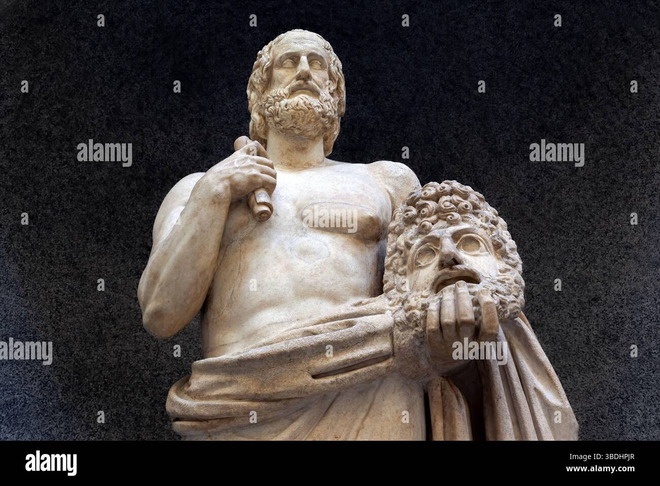Statua in marmo dell'antico poeta greco Euripide con una maschera teatrale, che simboleggia il dramma classico, l'intelletto e il patrimonio culturale. Foto Stock