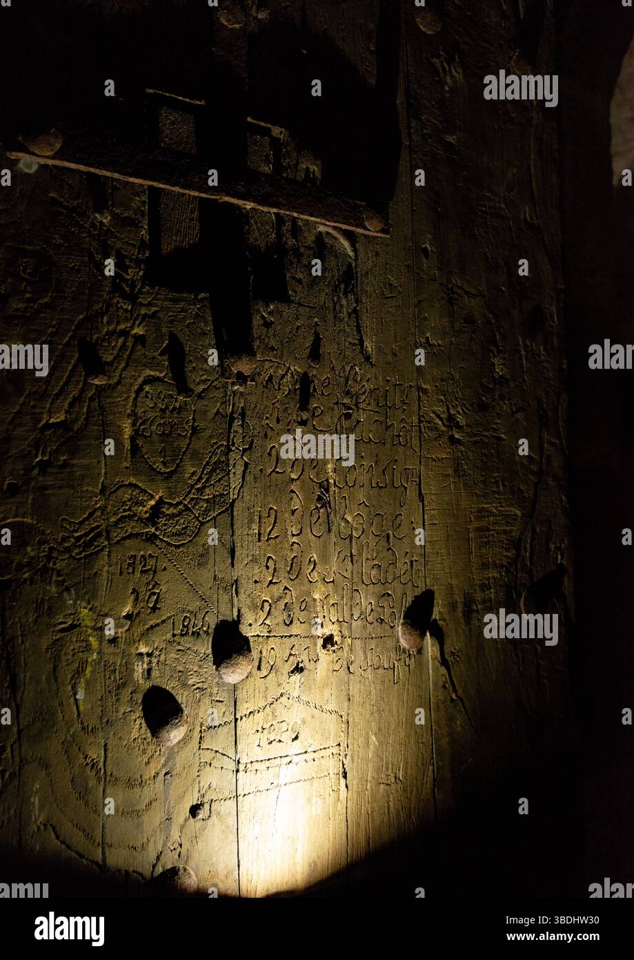 Limitato al pubblico. Vera porta di legno della prigione sotterranea di Saint Michael's Mount Normandy Francia, Foto Stock