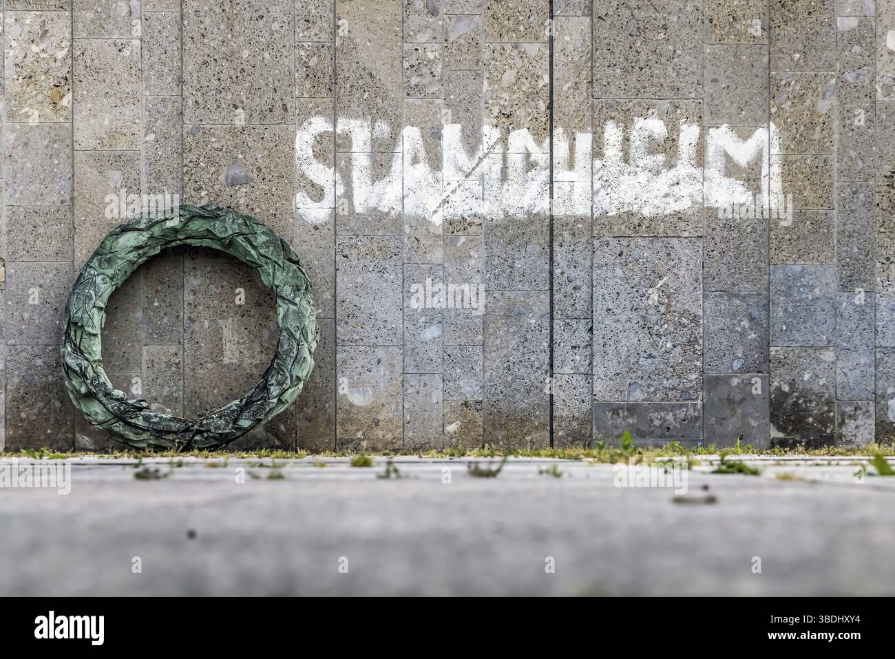 Opera d'arte Stammheim di Olaf Metzel del 1984. Arte negli spazi pubblici sulla terrazza della Kunstgebaeude Stuttgart. Stoccarda, Baden-Wuerttemberg, Germania Foto Stock