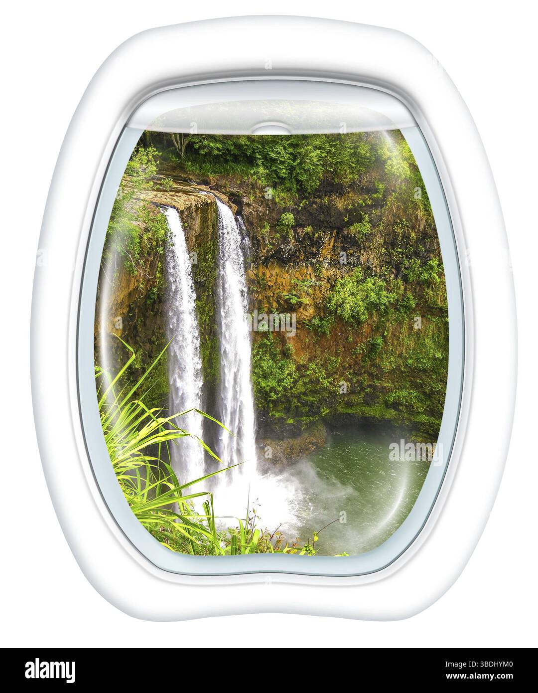 Finestra aerea sulle cascate Ropical Manawaiopuna, chiamate anche Jurassic Park Falls, Kauai, Hawaii, Stati Uniti, da un aereo attraverso l'oblò. Copia spac Foto Stock