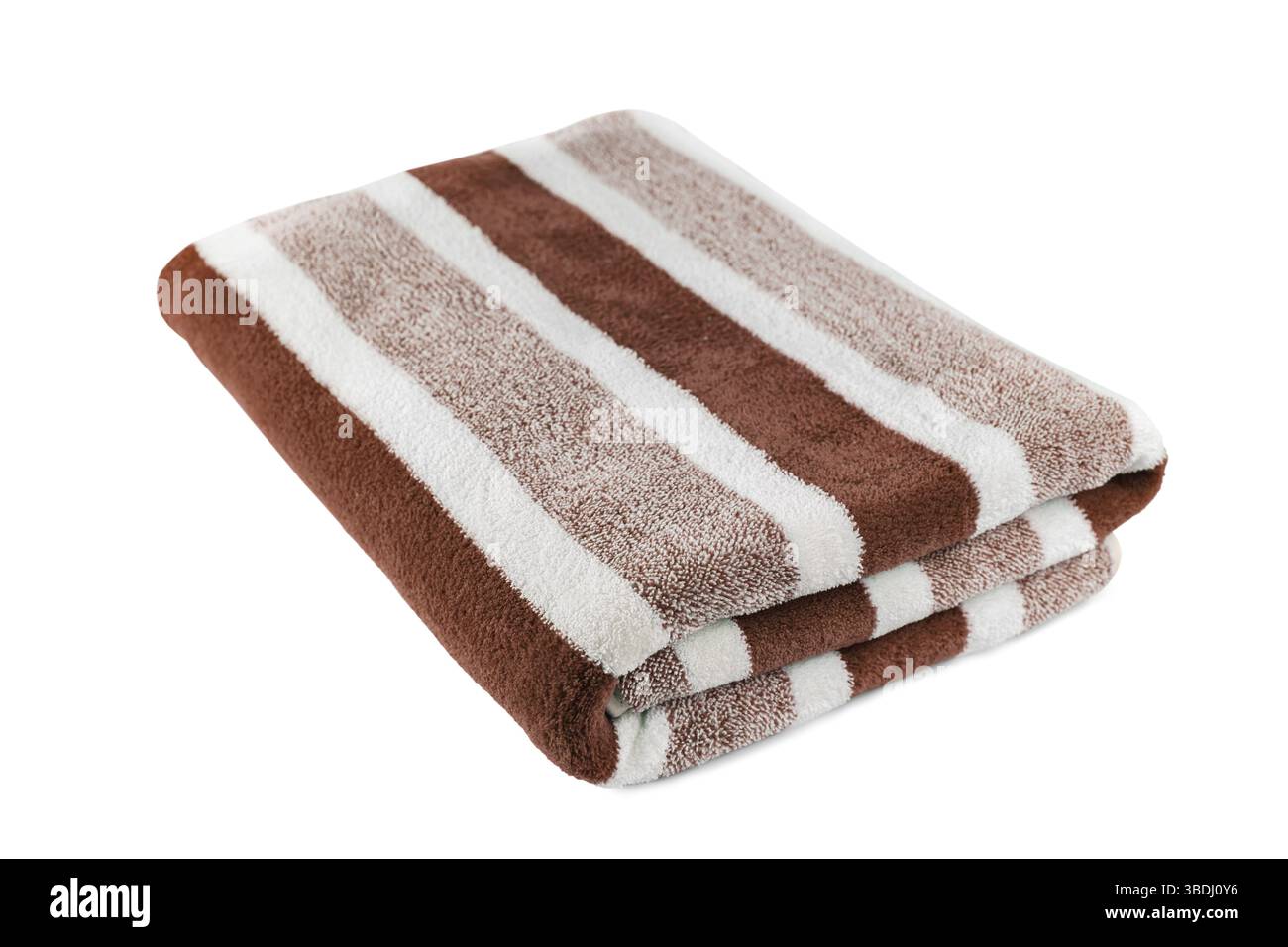 Asciugamano marrone leggermente piegato e a strisce, isolato su sfondo bianco. Panno in spugna, tessuto a righe, tessuto da bagno in cotone o microf Foto Stock