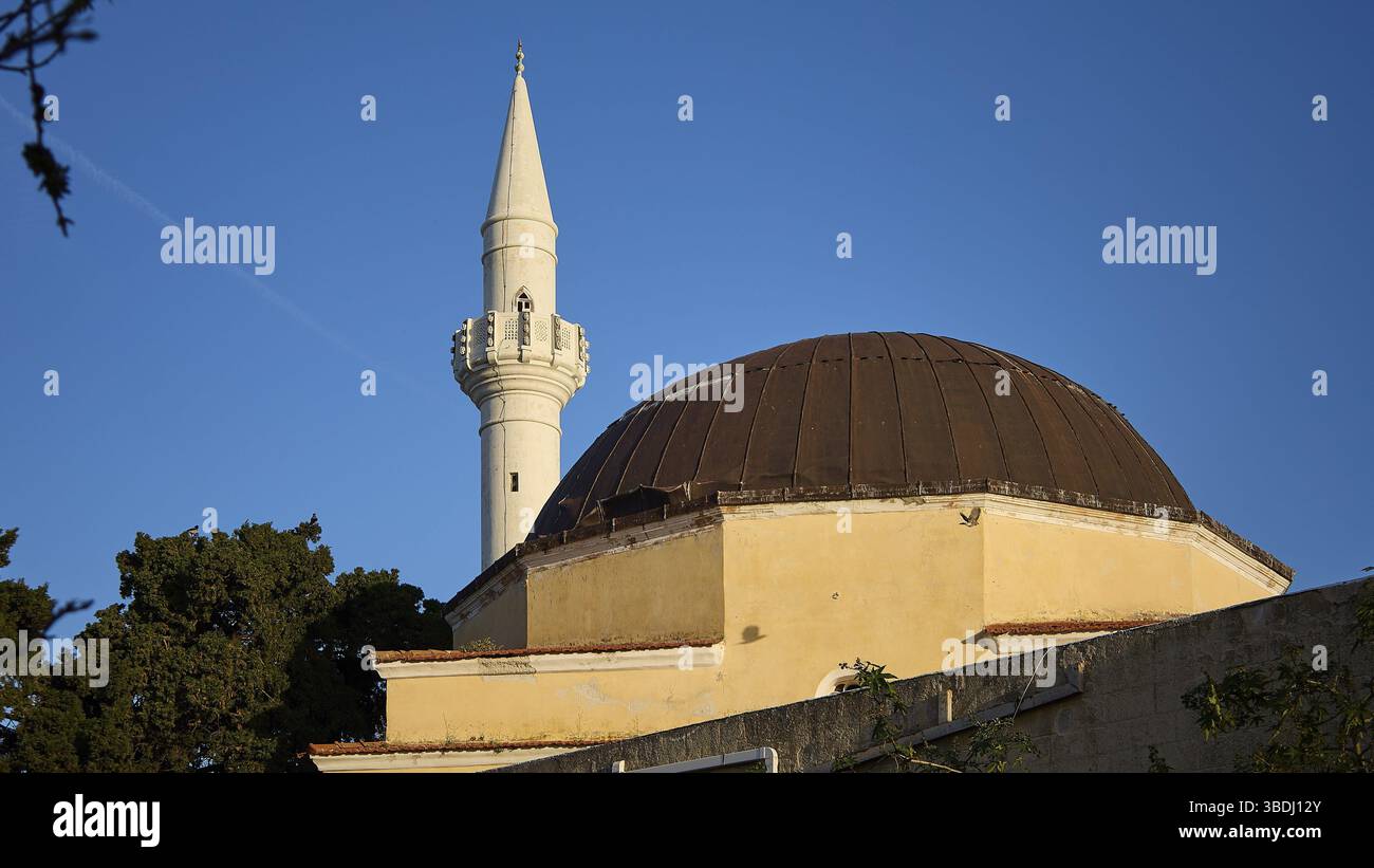 Moschea con minareto e cupola suggestivi contro un cielo limpido, città vecchia di Rodi, Rodi, Dodecaneso, isole greche, Grecia, Europa Foto Stock