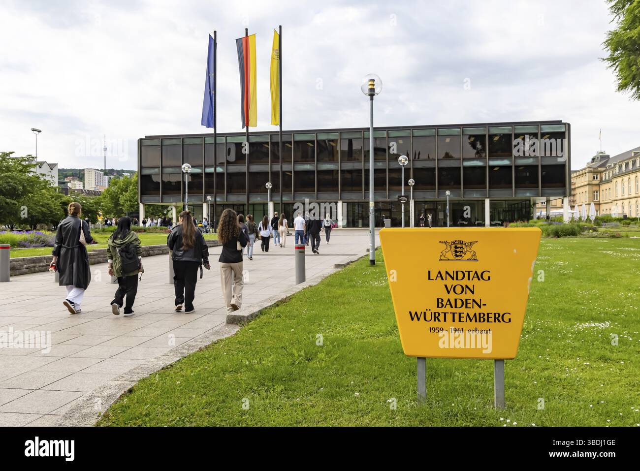 Camera del parlamento di stato del Baden-Wuerttemberg, edificio del parlamento di stato a Stoccarda. Bandiere sopra l'edificio in un giorno di sessione. La Haus des L. Foto Stock