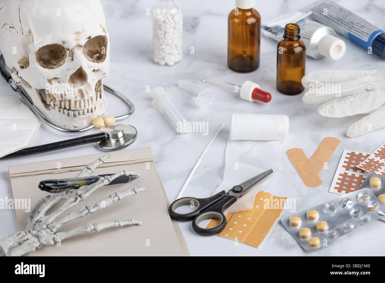 Strumenti medici e cranio, compreso il materiale per la medicazione Foto Stock