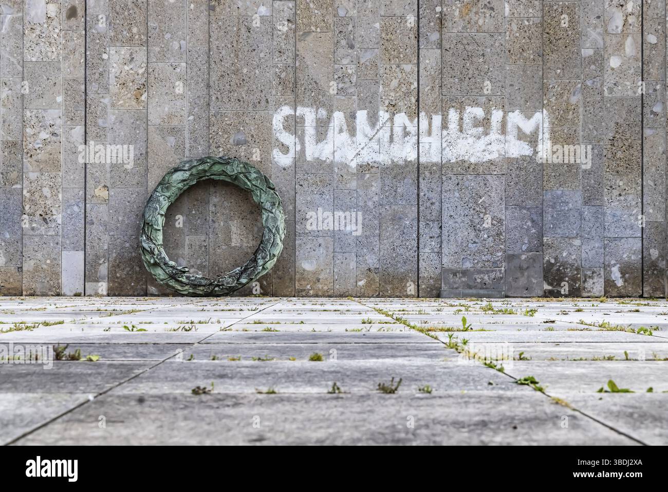 Opera d'arte Stammheim di Olaf Metzel del 1984. Arte negli spazi pubblici sulla terrazza della Kunstgebaeude Stuttgart. Stoccarda, Baden-Wuerttemberg, Germania Foto Stock