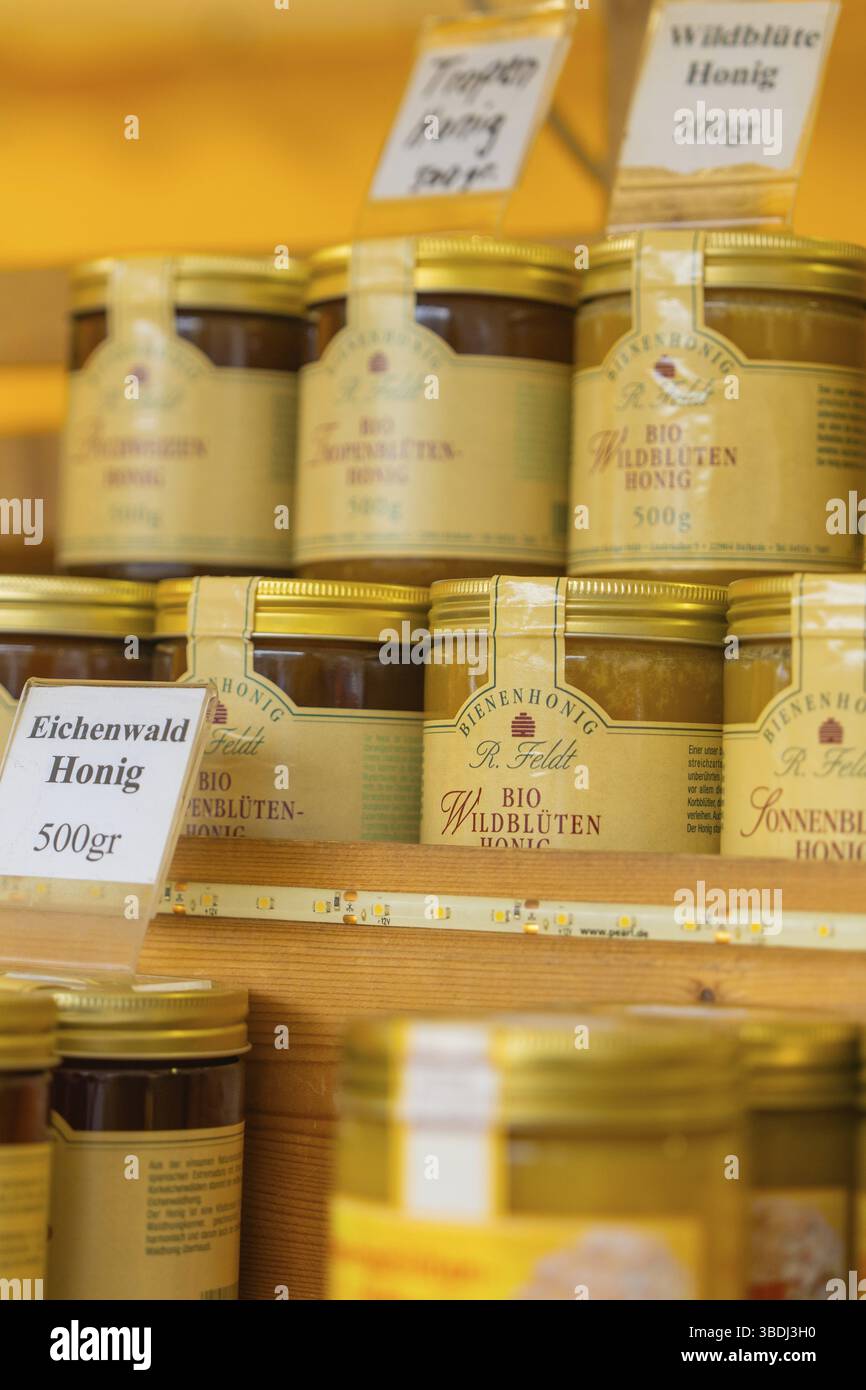 Scaffale con barattoli di miele biologici su una bancarella di mercato, impilata con cura, Sindelfingen, Germania, Europa Foto Stock